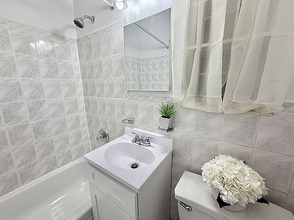 5th image of 415 E 80th St APT 1B