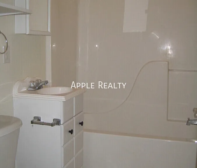 1006 Clarendon St #B — Photo 4