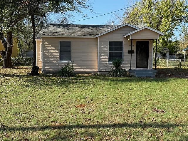 1st image of 1913 Woods Ln