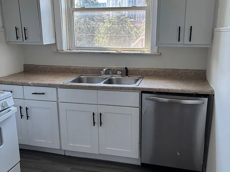 2805 Stratford - Amazing location one block from University of Cincinnati — Photo 8