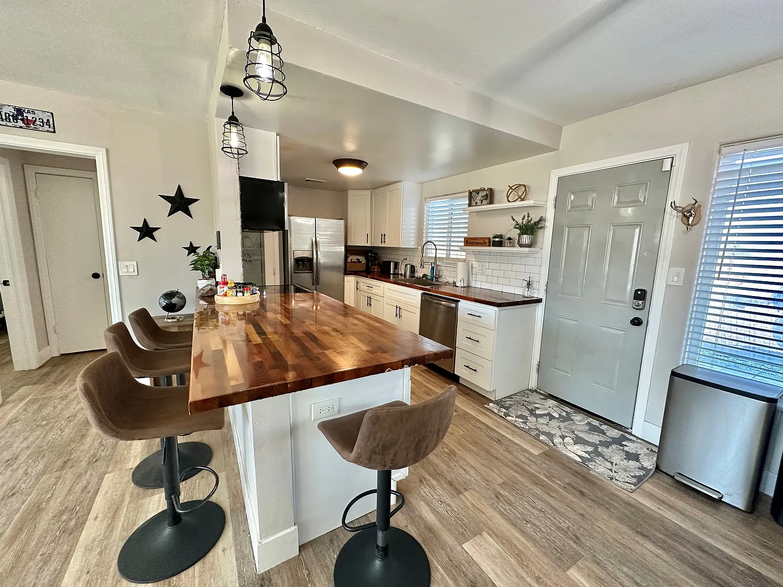4 bed, 1240 sqft, $3,000 — Photo 2