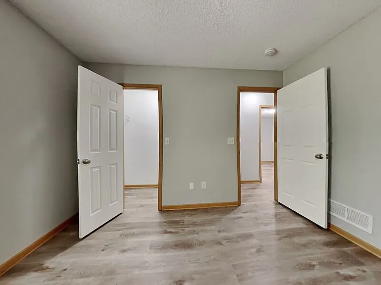 400 NW Woodbury Dr — Photo 16