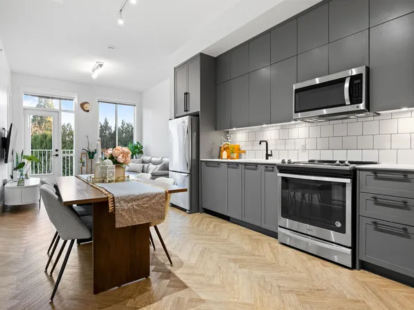 14968 101a Ave #425, Surrey, BC V3R 0E8