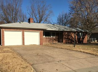 920 N Brownthrush Ln, Wichita, KS 67212