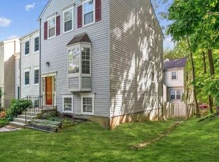 2351 Hunters Square Ct, Reston, VA 20191