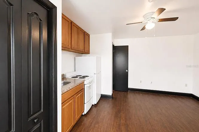 Studio, 176 sqft, $995 — Photo 3