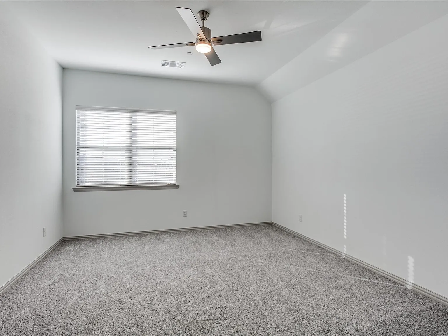 3 bed, 2.5 bath, 2002 sqft, $2,700 — Photo 4