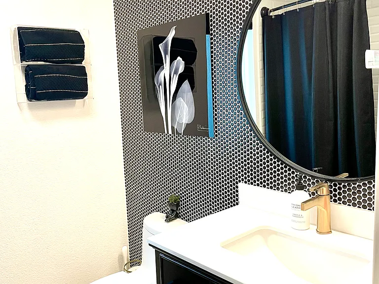 Hall bathroom with tub