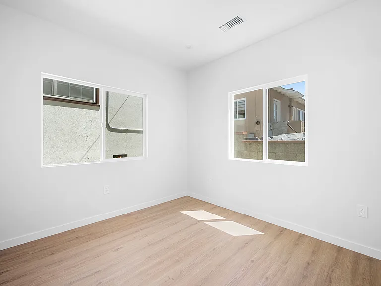 10939 Nassau Ave — Photo 10