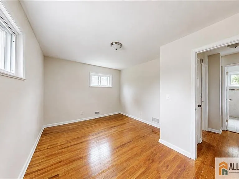 1019 Colby Ave — Photo 6
