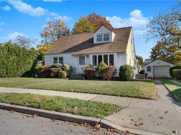 417 Jefferson St, Franklin Square, NY 11010