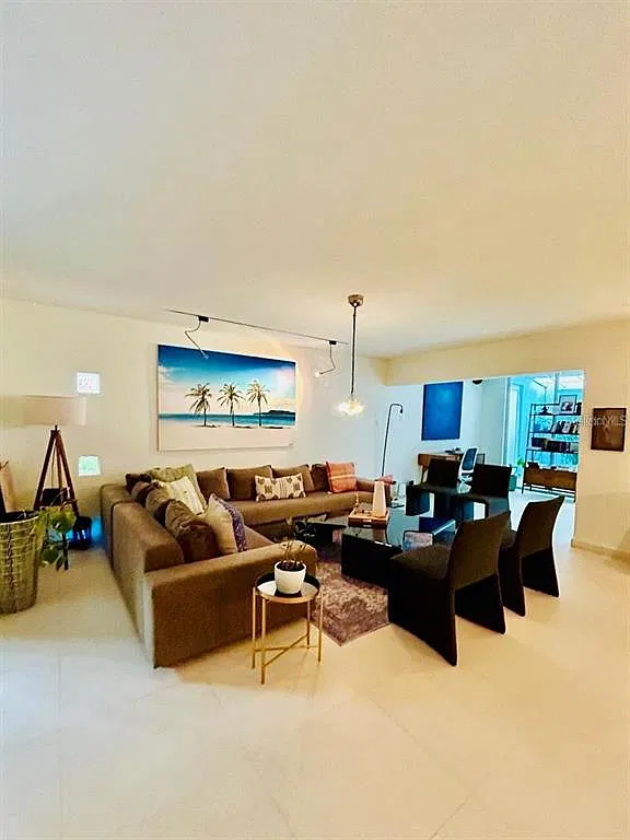 3 bed, 3.0 bath, 2827 sqft, $4,800 — Photo 2