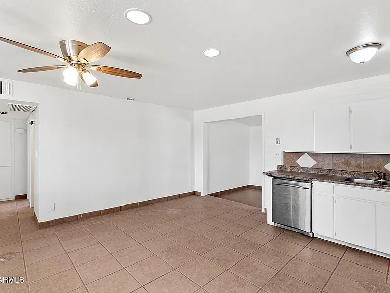 2246 W Sierra St — Photo 15