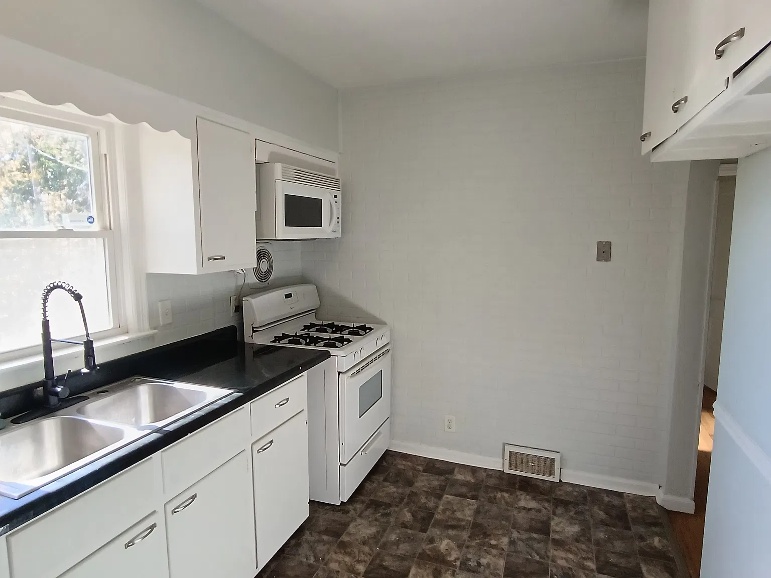 2 bed, 672 sqft, $1,000 — Photo 2
