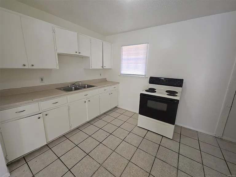 412 Edward St — Photo 4
