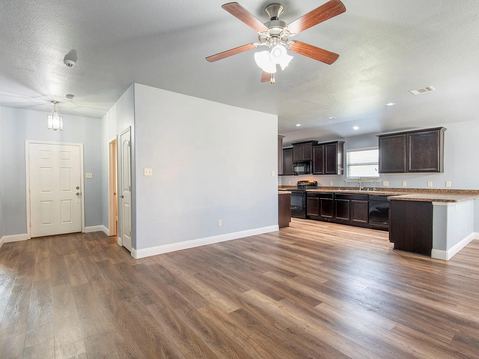 4 bed, 2.0 bath, 1630 sqft, $1,950 — Photo 4