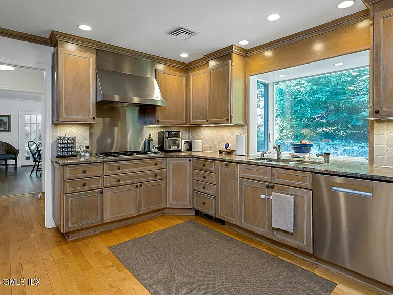 18 Cornelia Dr — Photo 6