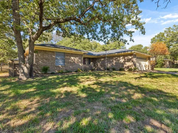 2604 Royal Ln, Granbury, TX 76049