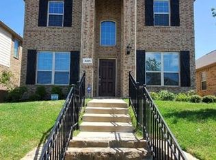 5825 Burgundy Rose Dr, Fort Worth, TX 76123