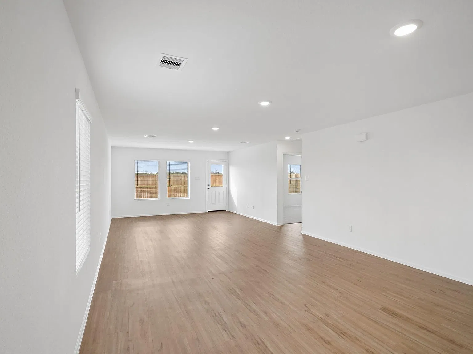 4 bed, 2.0 bath, 1688 sqft, $2,200 — Photo 2