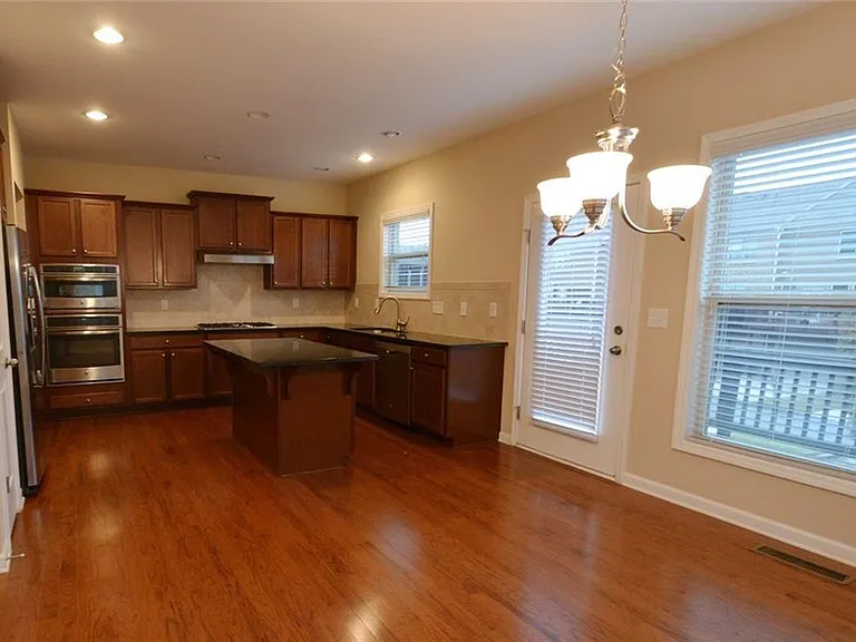 631 Greencrest Ln — Photo 12