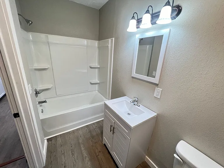 428 W Locust St — Photo 21