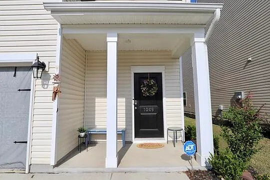 1049 Crescent Moon Loop — Photo 5