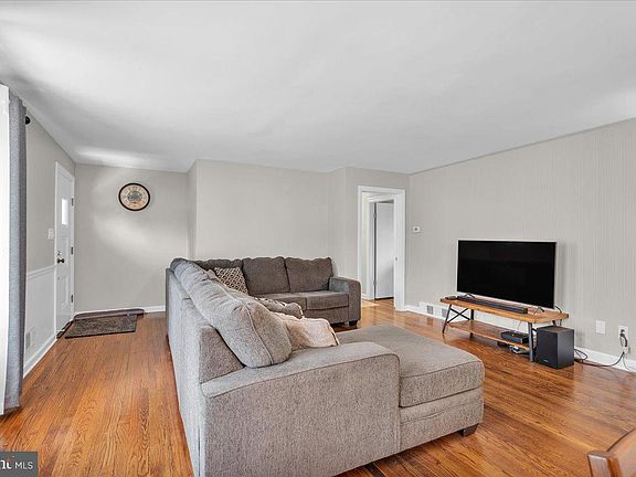 4th image of 783 4th St