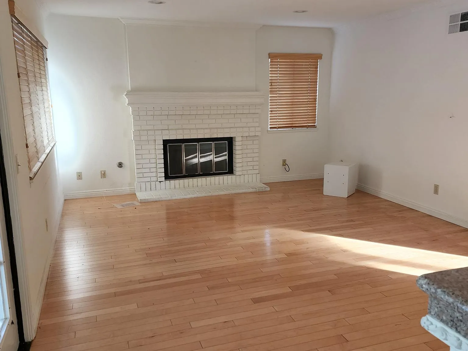 6 bed, 2708 sqft, $4,500 — Photo 4
