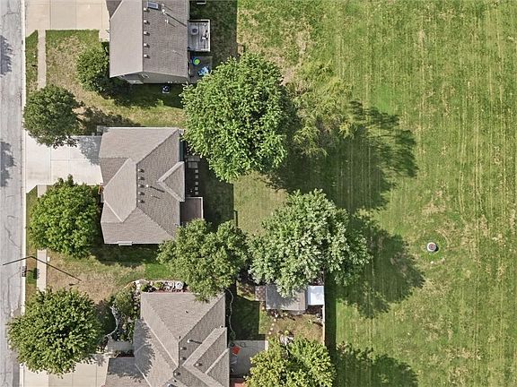 4th image of 800 Garnes St
