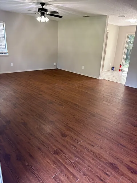 3 bed, 1295 sqft, $1,600 — Photo 2
