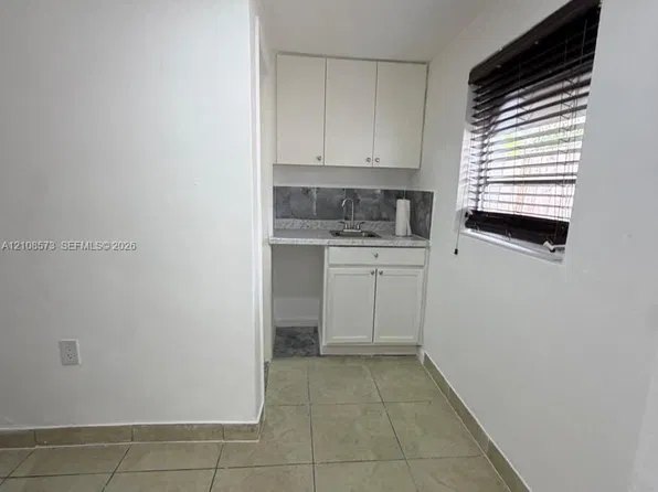 10430 NW 35th Pl, Miami, FL
