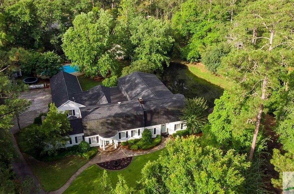 1st image of 14 Fairway Dr
