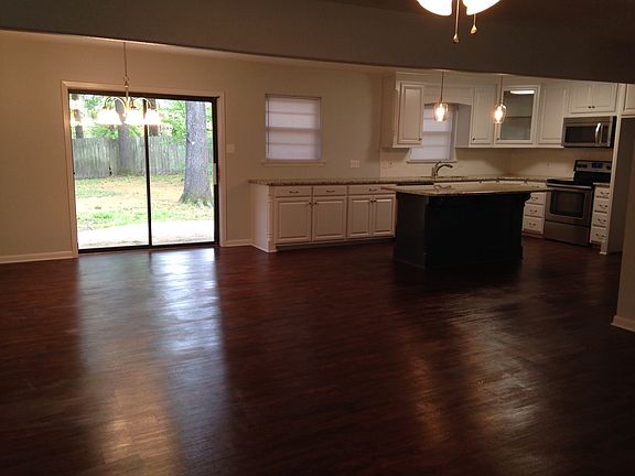 3rd image of 10 Broadmoor Dr
