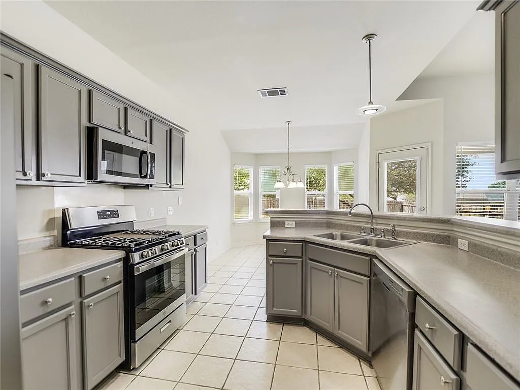 3 bed, 2.0 bath, 1538 sqft, $1,900 — Photo 2