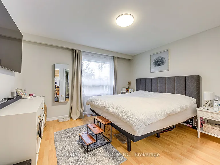 52 Decarie Cir — Photo 12