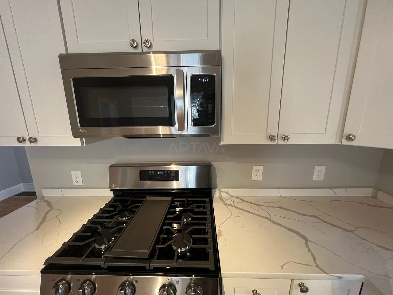 Davis Square / Porter Square area, 4 bedroom, 1 bathroom apartment — Photo 3