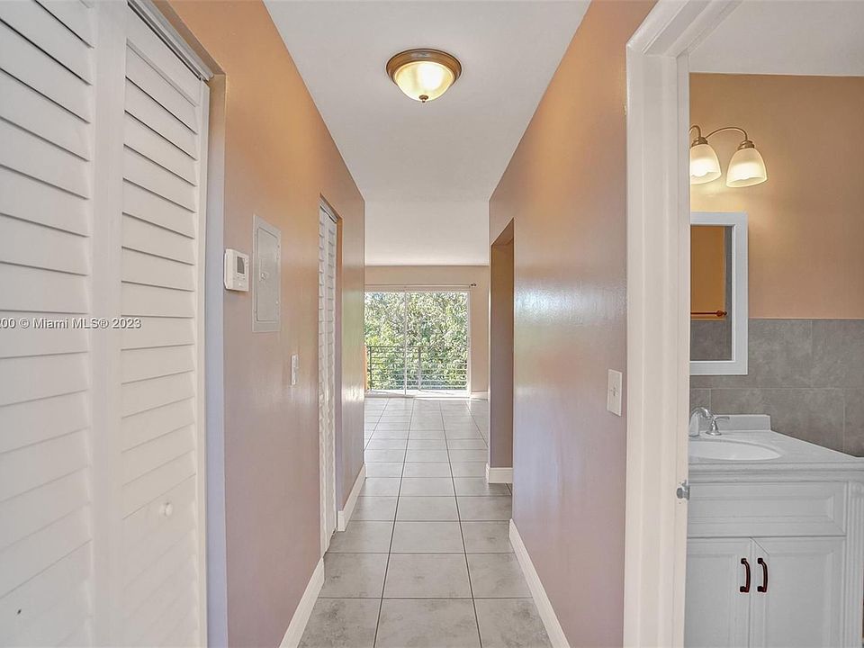 1st image of 365 NE 125th St APT 414
