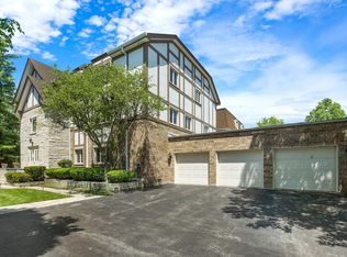 760 Ballantrae Dr #2A, Northbrook, IL 60062