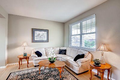 Living room with 9' ceiling