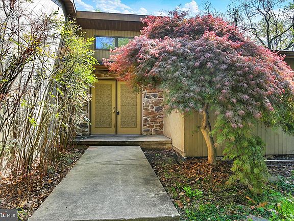 3rd image of 723 Ridge Rd