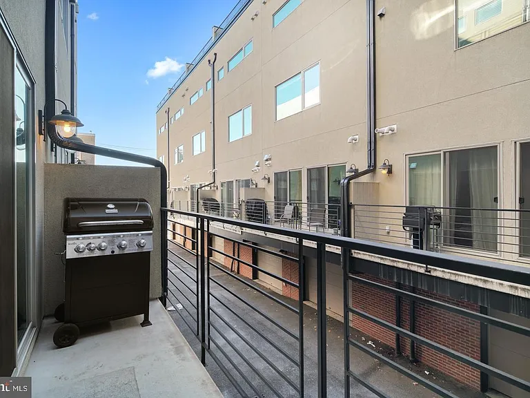 608 N American St — Photo 20