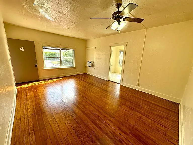 2010 Broward Ave #4 — Photo 5