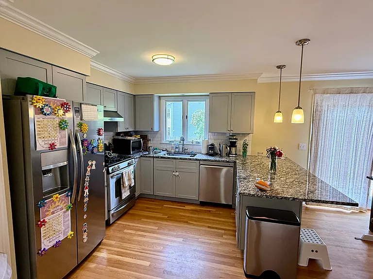 211 Hunyadi Ave — Photo 24