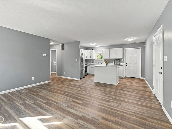 5th image of 4422 Lexington Ave