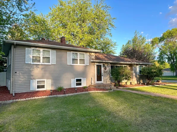 324 Maple Ave S, Thief River Falls, MN 56701
