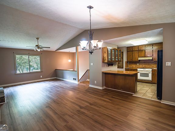 5th image of 3881 Vicki Ct