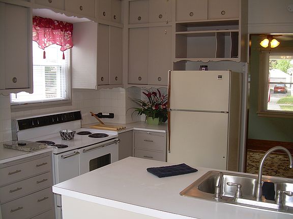 3rd image of 350 E Archwood Ave