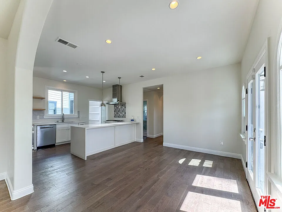 4 bed, 2.5 bath, 2400 sqft, $6,700 — Photo 4