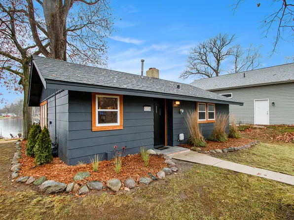 52326 Lakeview Dr, Dowagiac, MI 49047